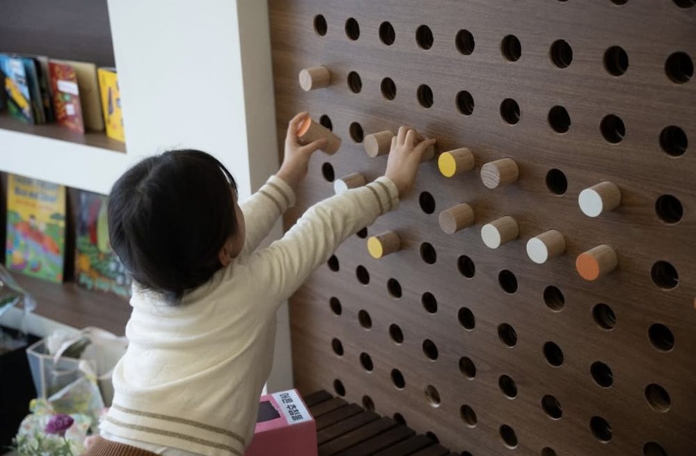 Hands-on play wall